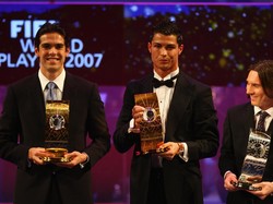 Selain Ballon dOr, di tahun 2007 Kaka juga diganjar penghargaan FIFA World Player. Cristiano Ronaldo jadi runner-up, Lionel Messi di posisi ketiga. Susunan ini sama persis dengan hasil di Ballon dOr 2007. Foto: Michael Steele/Getty Images