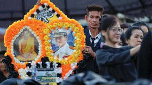 Foto: Warga Thailand Setia Menanti Kremasi Sang Raja