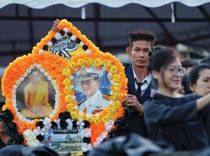 Foto: Warga Thailand Setia Menanti Kremasi Sang Raja