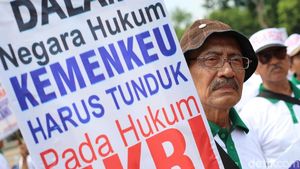 Kakek-kakek Demo Tuntut Pembayaran Pensiun