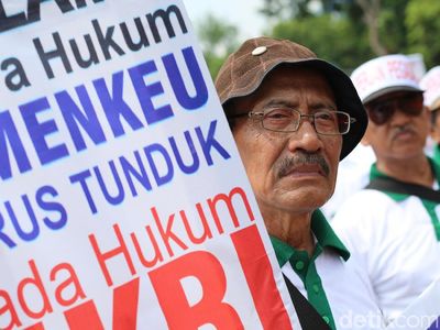 Kakek-kakek Demo Tuntut Pembayaran Pensiun