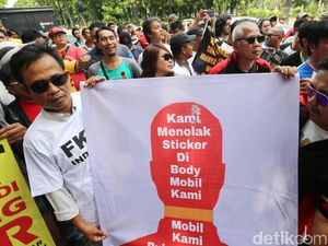 Taksi Online: Mobil Beli Sendiri Kok Dipasangi Stiker? Taksi Online: Mobil Beli Sendiri Kok Dipasangi Stiker?