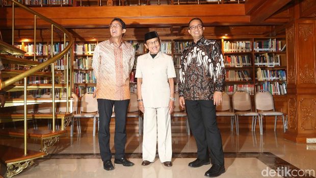 Anies - Sandi Berkunjung ke Kediaman HabibieGubernur DKI Jakarta Anies Baswedan dan Wakil Gubernur Sandiaga Uno mengunjungi Presiden ke-3 RI BJ Habibie di Jalan Patra Kuningan, Rabu (25/10/2017).  Berbagai pesan disampikan oleh Presiden ke-3 RI BJ Habibie kepada Gubernur DKI Jakarta Anies Baswedan dan Wakil Gubernur Sandiaga Uno yang mengunjunginya siang ini. Anies mengatakan, pesan-pesan dari Habibie yang merupakan seorang negarawan sangat penting. Grandyos Zafna/detikcom
