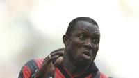 George Weah jadi pesepakbola Afrika pertama yang memenangi gelar ini pada tahun 1995. Striker AC Milan itu mengalahkan Paolo Maldini dan Juergen Klinsmann (Ben Radford/Allsport)