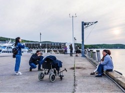 Meski Pakai Kursi Roda, Orang Tua Juga Bisa Diajak Traveling
