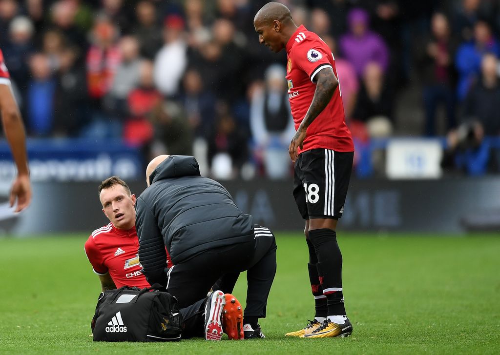 HUDDERSFIELD, ENGLAND - OCTOBER 21:  Phil Jones of Manchester United is given assistance as he is injured during the Premier League match between Huddersfield Town and Manchester United at John Smith's Stadium on October 21, 2017 in Huddersfield, England.  (Photo by Gareth Copley/Getty Images)