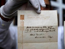 Teori Einstein Soal Kebahagiaan Terjual Miliaran