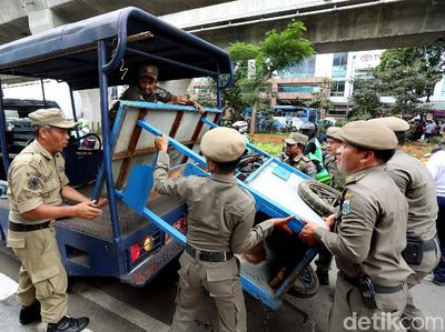 Membandel, Petugas Satpol PP Angkut Gerobak PKL
