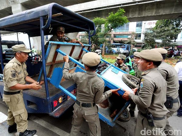 Membandel, Petugas Satpol PP Angkut Gerobak PKL