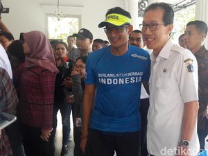 Begini Gaya Santai Sandiaga Saat Tiba di Balai Kota