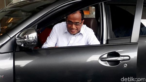 Naik Taksi Online, Menhub Semringah Banget