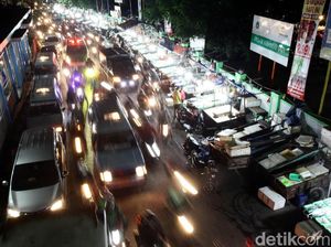 Foto: PKL Meluber ke Jalan, Bikin Macet!
