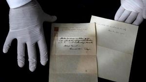 Foto: Teori Hidup Bahagia ala Einstein yang Diberikan ke Kurir
