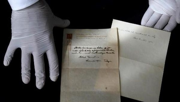 Foto: Teori Hidup Bahagia ala Einstein yang Diberikan ke Kurir