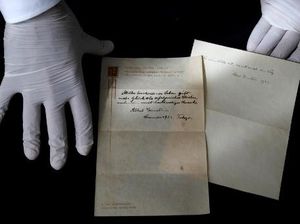 Foto: Teori Hidup Bahagia ala Einstein yang Diberikan ke Kurir