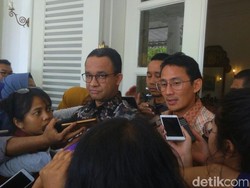 Anies Pertimbangkan Nasib Tiang Bekas Monorail
