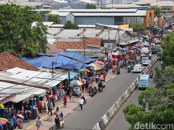 PKL Kembali Menutup Trotoar Tanah Abang