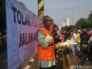 Warga Protes Penutupan Perlintasan Kereta di Jalan Angkasa Kemayoran