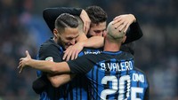 Tapi Inter memastikan itu adalah gol terakhir Sampdoria di laga ini dan menang 3-2. Berlanjutlah start positif Inter, yang kini memimpin klasemen dengan nilai 26. Mereka unggul satu poin dari Napoli yang bisa membuat perubahan kembali di puncak klasemen. (Foto: Emilio Andreoli/Getty Images)