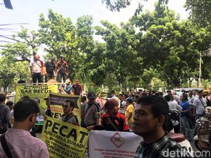 Tolak Aturan Baru, Ratusan Driver Taksi Online Demo ke Kemenhub Tolak Aturan Baru, Ratusan Driver Taksi Online Demo ke Kemenhub