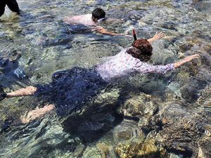 Gaya Susi Snorkeling di Pulau Hatta