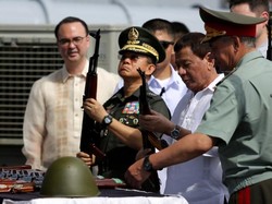 Duterte Terima Langsung 5 Ribu Pucuk Senapan Pemberian Rusia