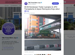 Truk Trailer Tersangkut JPO di Koja, Lalin Tersendat