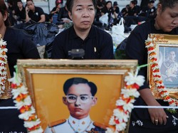 Demi Hadiri Kremasi Raja Bhumibol, Warga Thailand Menginap di Jalanan