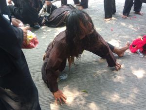 Puluhan Pemain Barong Kesurupan di Jalan, Lari Hingga Tabrak Mobil