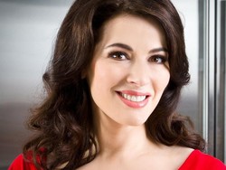 Ini Kebiasaan Unik Nigella Lawson Saat Makan Depan TV