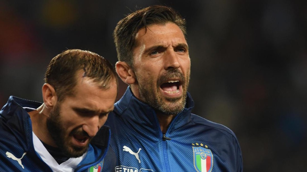 Gianluigi Buffon dipanggli memperkuat timnas Italia untuk laga persahabatan melawan Argentina dan Inggris (Foto: Claudio Villa/Getty Images)