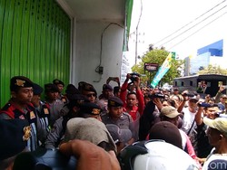 Tukang Becak dan Ojek Konvensional Tuntut Kantor Gojek Ditutup