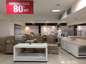 Barang Dagangan di Lotus Thamrin Nyaris Ludes Jelang Tutup Bulan Ini