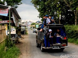 Ini Kata Polisi Garut Soal Pelajar yang Naik Atap Angkutan Desa