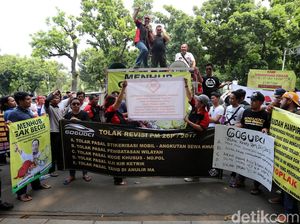 Demo Taksi Online Kritisi Menteri Perhubungan