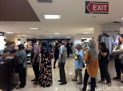 Nyaris Ludes, Lotus Thamrin Diserbu Pembeli Sebelum Tutup