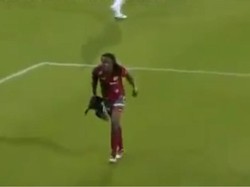 Sebuah pertandingan Liga Belgia 2010 antara Zulte Waregem melawan Lokeren mendapat kunjungan dari tamu tak diundang. Seekor bebek masuk ke lapangan, tapi langsung diamankan oleh pemain Zulte Habib Habibou.  Foto: screen shot YouTube