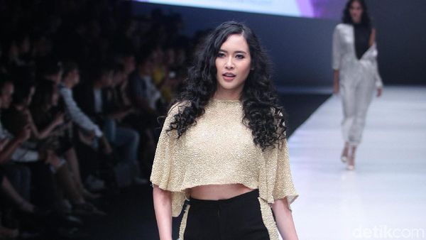 Foto: 14 Koleksi Busana Luna Maya yang Terinspirasi Beyonce