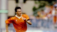 Marco van Basten. Main di Piala Dunia 1990 bersama Belanda dengan pencapaian babak 16 besar. (Foto: Ben Radford/Allsport)