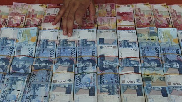 Petugas menghitung jumlah uang yang berhasil diamankan dari tiga tersangka kasus pembobolan 10 ATM sebesar Rp1,4 miliar saat rilis perkara tersebut di Polrestabes Semarang, Jawa Tengah, Selasa (24/10). Tersangka yang merupakan teknisi sebuah perusahaan penyedia jasa pengelola ATM perbankan tersebut melakukan kejahatannya dengan cara merusak segel tempat peyimpanan uang yang ada di mesin ATM. ANTARA FOTO/R. Rekotomo/pras/17.