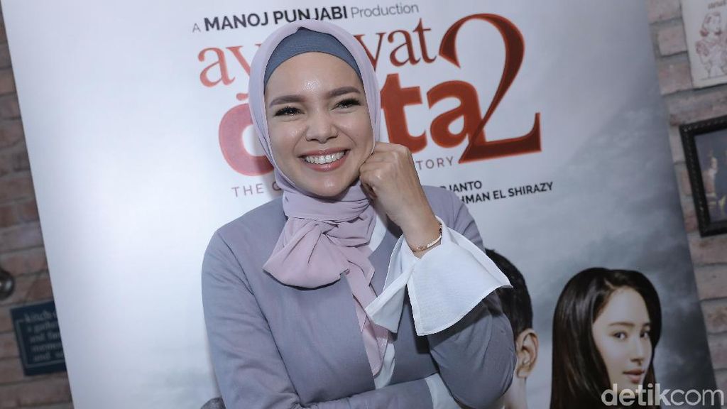 Senyuman Dewi Sandra Dijamin Bikin Hati Adem