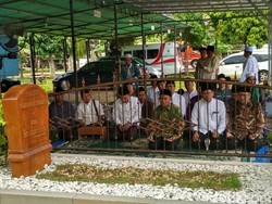 Mendikbud Ziarah ke Makam Hasyim Muzadi