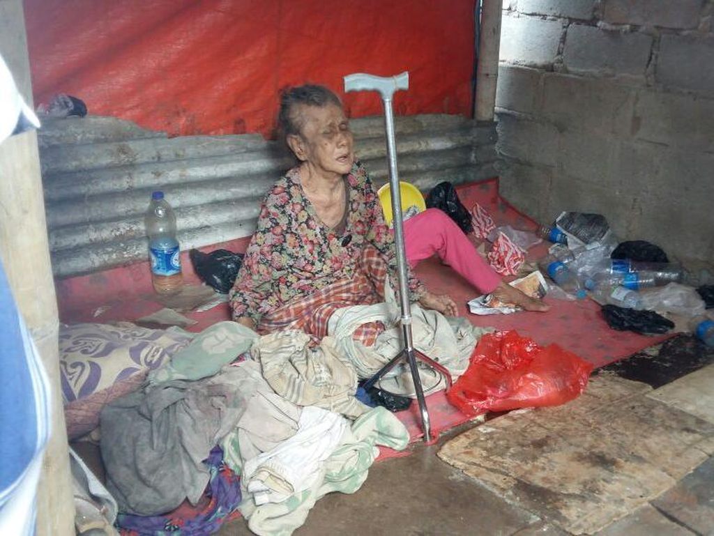 Foto: Ini Mak Eneng, Nenek Telantar yang Pernah Ditemui Anies Foto: Ini Mak Eneng, Nenek Telantar yang Pernah Ditemui Anies