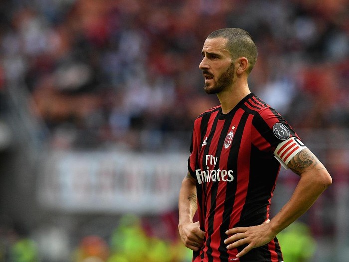 MILAN, ITALY - SEPTEMBER 17:  Leonardo Bonucci of AC Milan looks on during the Serie A match between AC Milan and Udinese Calcio at Stadio Giuseppe Meazza on September 17, 2017 in Milan, Italy.  (Photo by Claudio Villa/Getty Images)