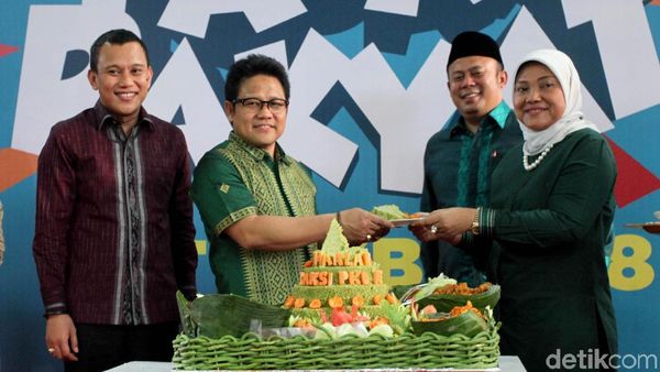 Cak Imin Potong Tumpeng di Hari Jadi Fraksi PKB