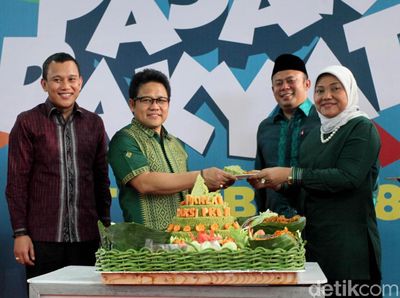 Cak Imin Potong Tumpeng di Hari Jadi Fraksi PKB