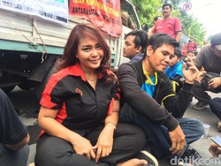 Aksi Wanita Pengemudi Taksi Online Ikut Demo Tolak Aturan Baru