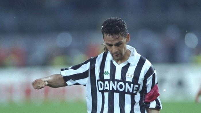 19 May 1993:  Roberto Baggio of Juventus FC in action during the UEFA Cup final second leg against Borussia Dortmund at the Delle Alpi Stadium in Turin, Italy. Juventus won the match 3-0. \ Mandatory Credit: Shaun  Botterill/Allsport