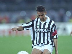Roberto Baggio membela Juventus selama lima musim, sebelum dia digusur anak muda bernama Alessandro Del Piero. Pindah ke AC Milan, Baggio sempat dua musim berseragam Merah-Hitam. (Shaun Botterill/All Sport)