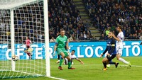 Inter bahkan dengan nyaman unggul tiga gol saat laga berjalan 54 menit. Icardi, yang merupakan kapten Inter, mencetak gol keduanya di laga ini. (Foto: Alessandro Garofalo/Reuters)